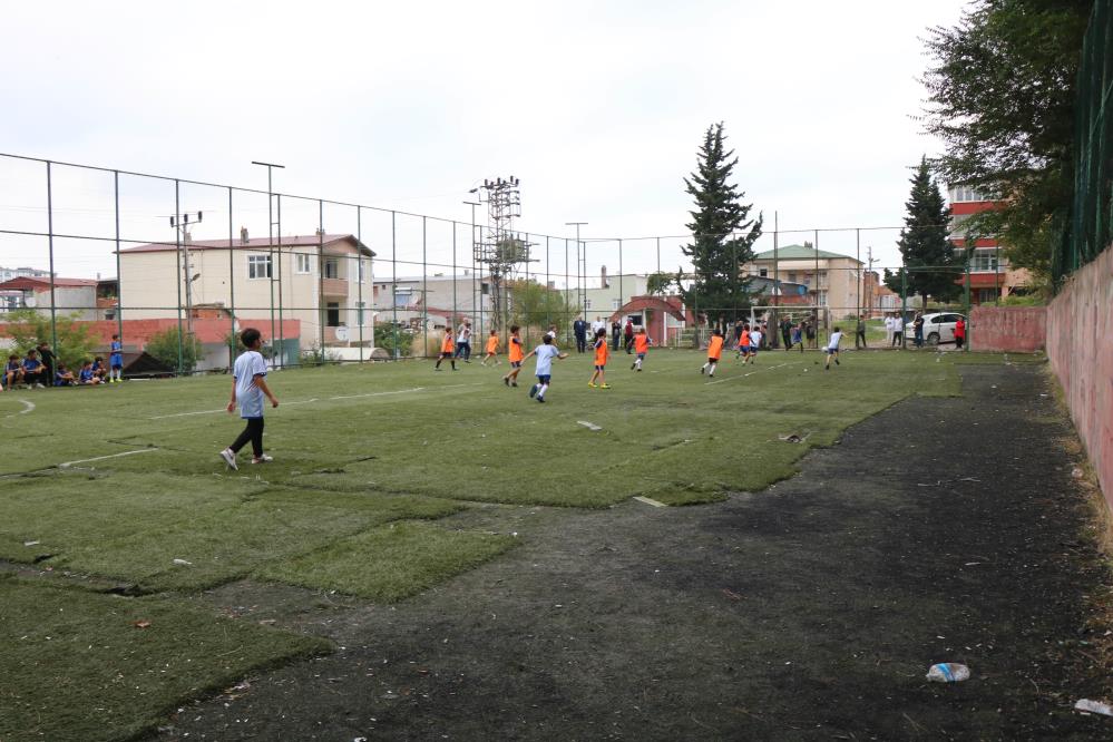 Yamalı sahada maç yapan gençlerin 'yeni saha' talebi