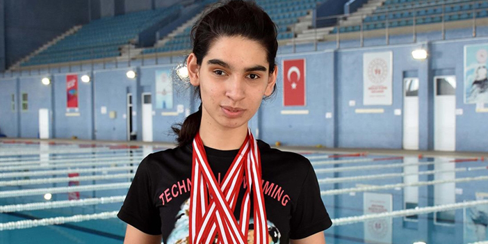 Türkiye şampiyonu görme engelli yüzücü Cemre'nin hedefi uluslararası başarılar