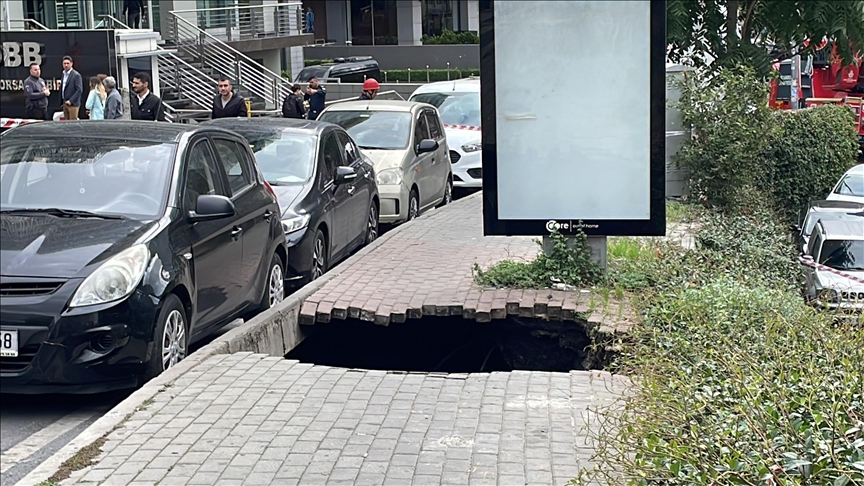 Şişli'de kaldırımda oluşan çukura düşen kadın kurtarıldı