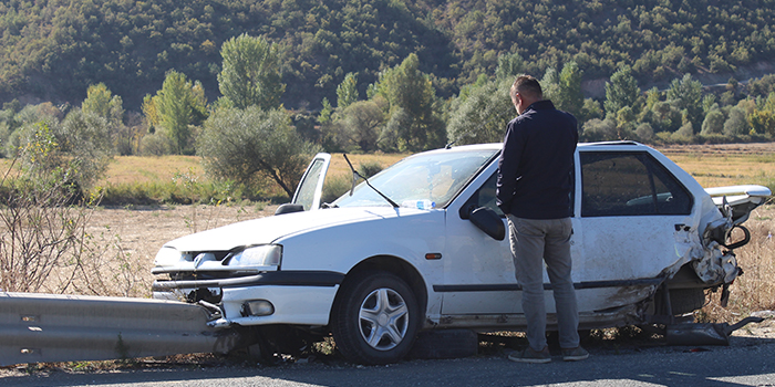 Kastamonu'da iki otomobilin çarpıştığı kazada karı koca yaralandı