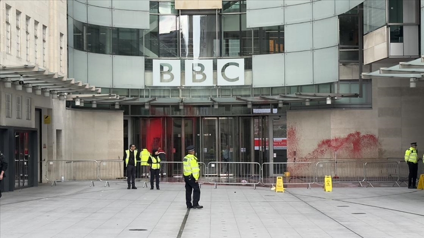 İsrail-Filistin çatışmalarına ilişkin yayın politikasını protesto etmek için BBC binası kırmızıya boyandı