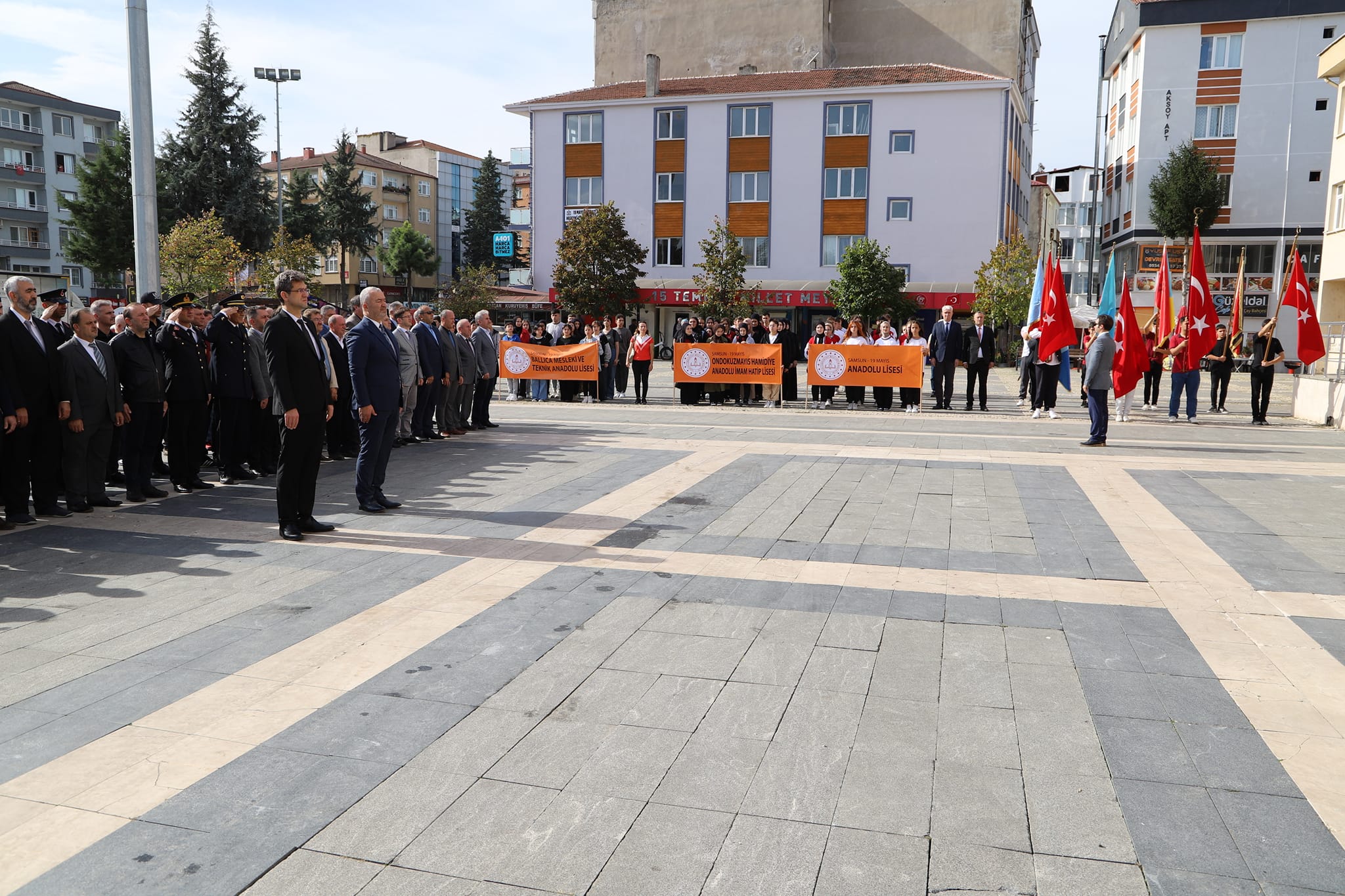 19 Mayıs ilçesinde çelenk sunma töreni düzenlendi