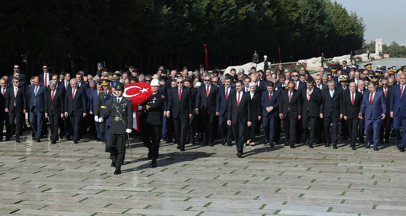 Devlet erkanı Atatürk'ün yanında