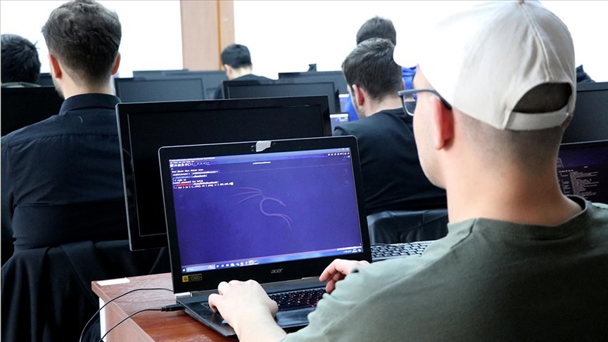 Üniversitede "beyaz şapkalı" hackerlar yetişiyor
