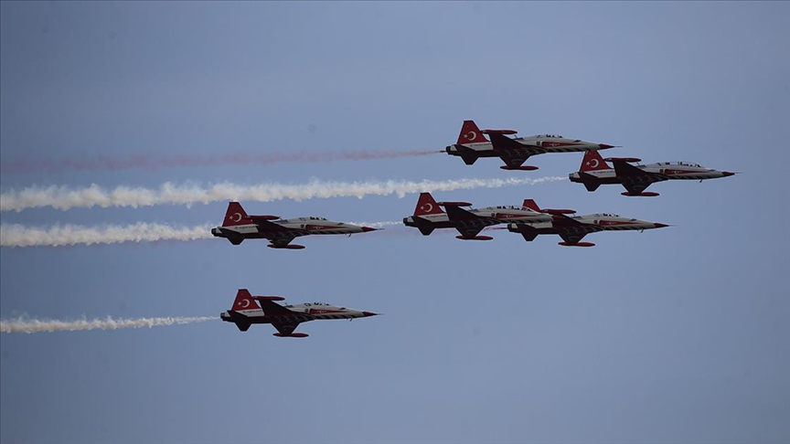 Türk Yıldızları Antalya semalarında gösteri uçuşu yaptı