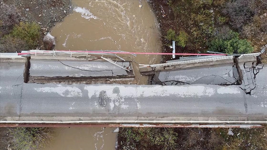 Şiddetli yağış sonucu çöken köprü dronla görüntülendi