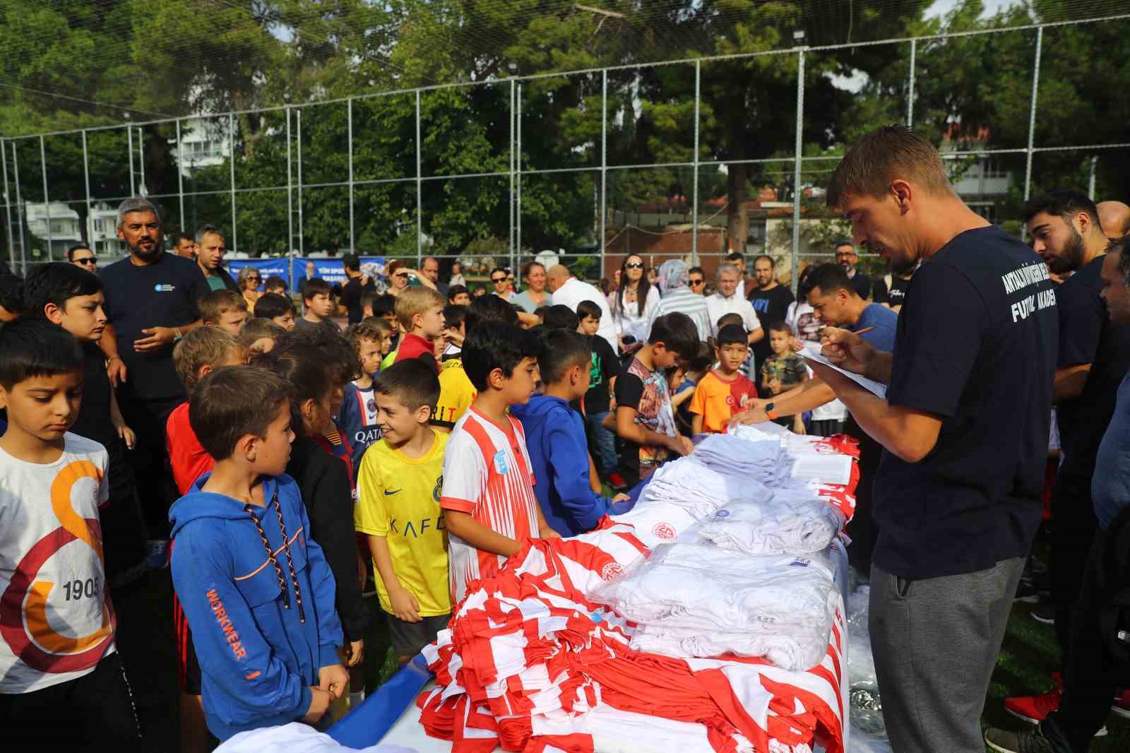 Antalya Büyükşehir Futbol Akademisi başladı