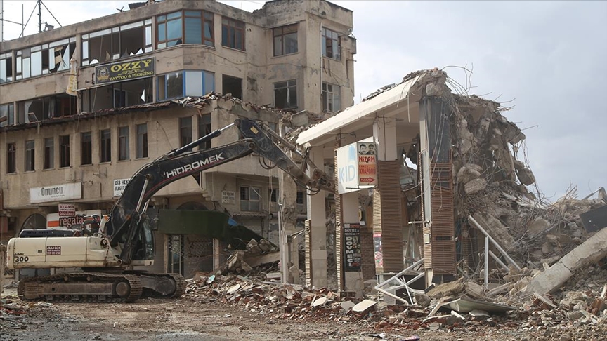 Hatay'da depremlerde ağır hasar alan 3 iş hanı kontrollü yıkıldı