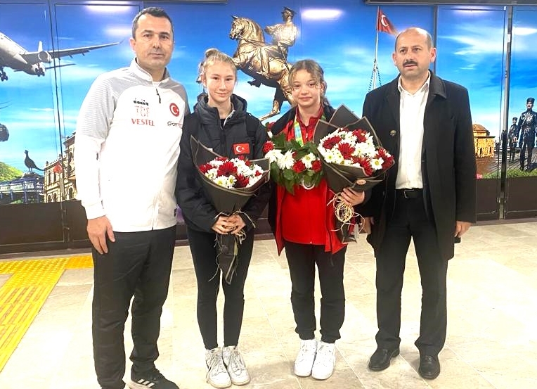 Gümüş madalya kazanan milli cimnastikçiler çiçeklerle karşılandı