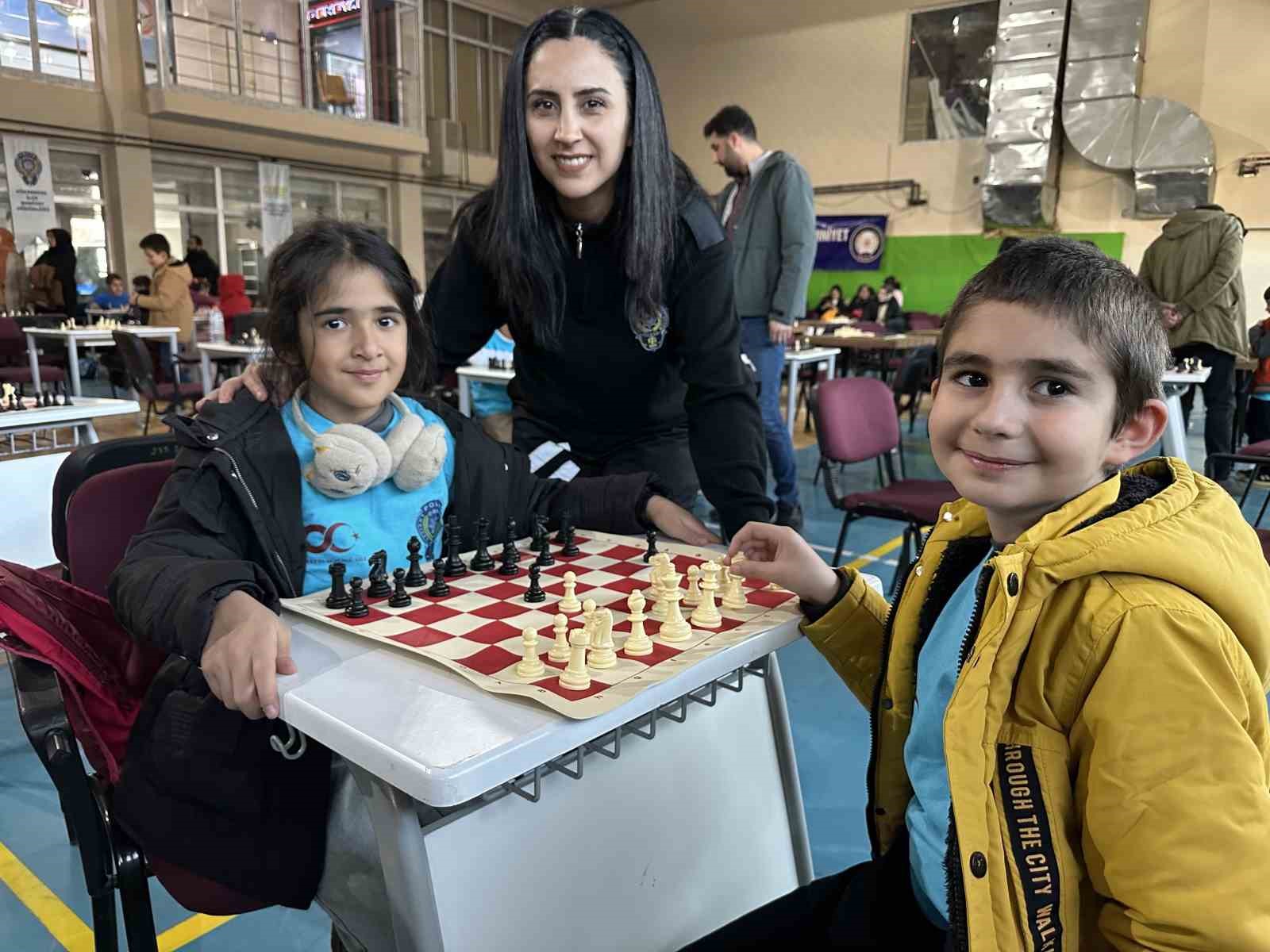 Yüksekova’da 100 öğrenci satranç turnuvasında