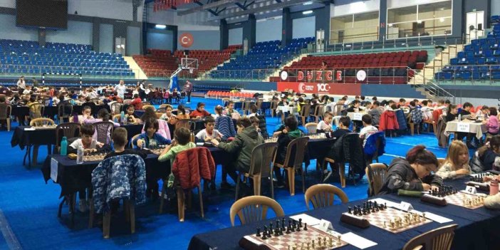 218 sporcu satranç masasına oturdu