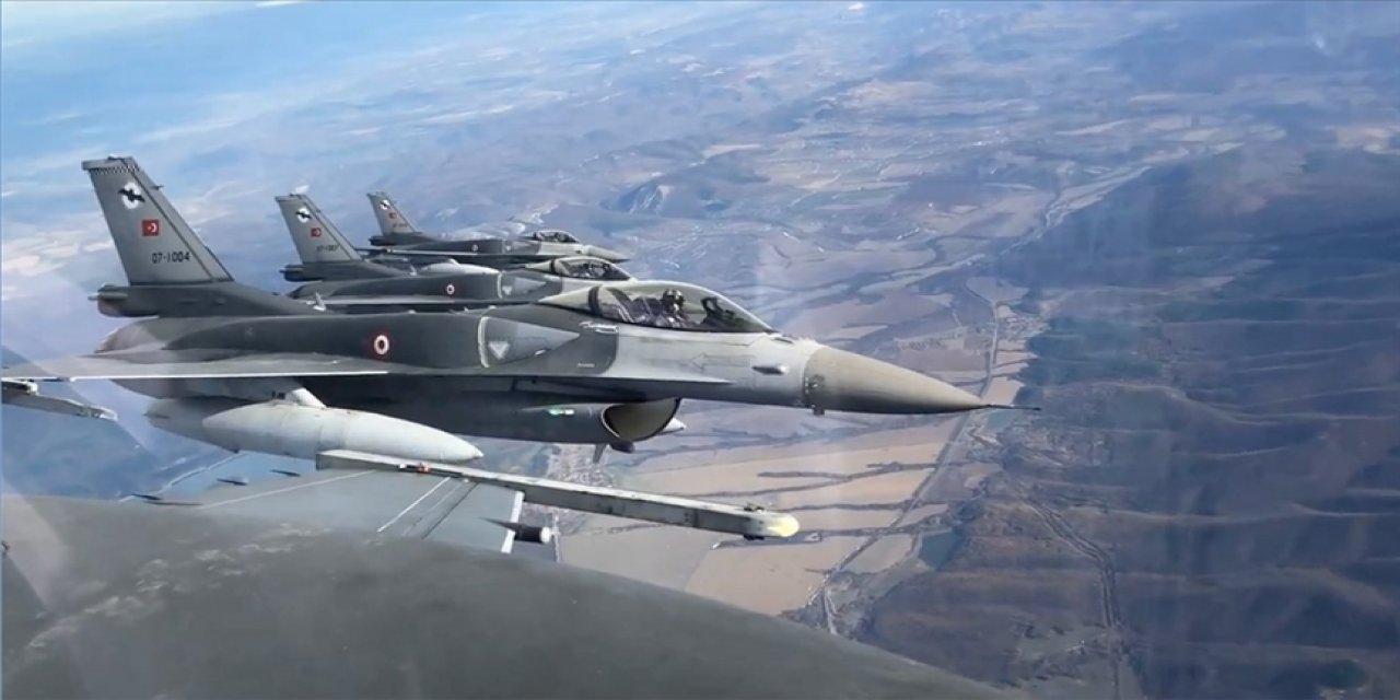 Türk F-16'larının selamlama uçuşu