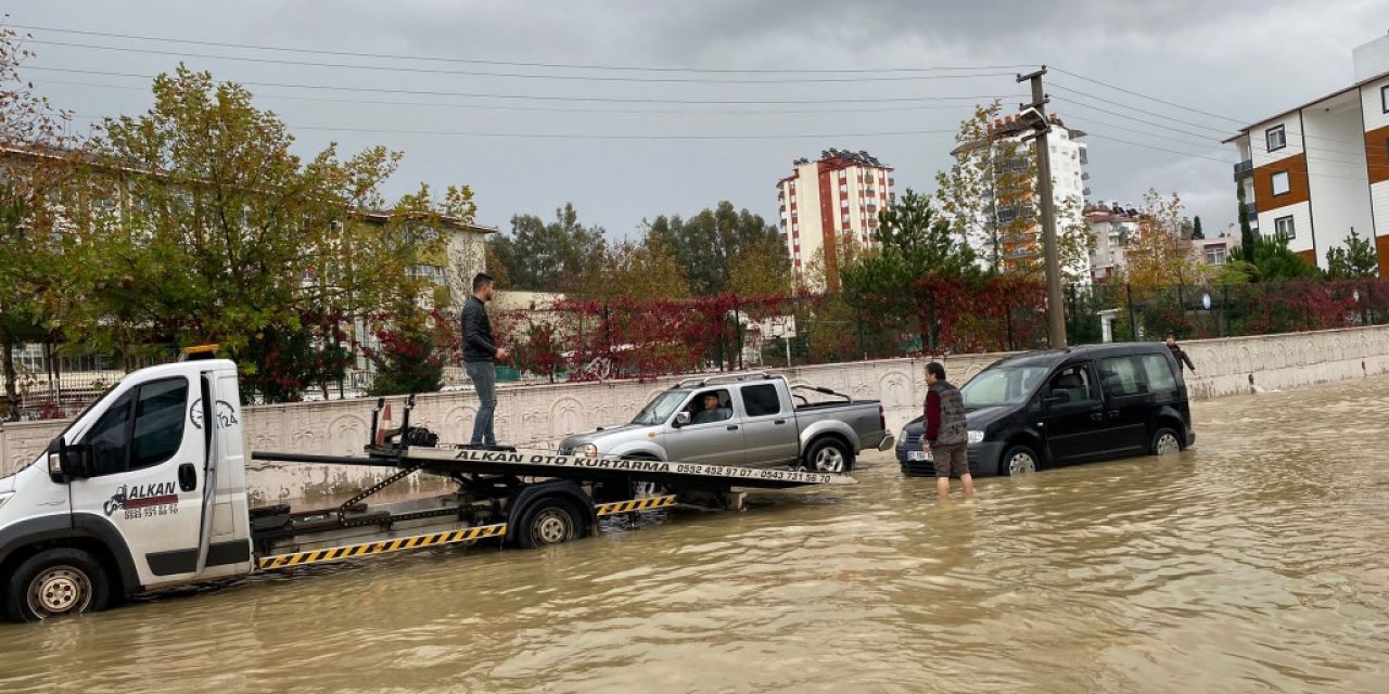 Antalya’da yağış hayatı olumsuz etkiledi