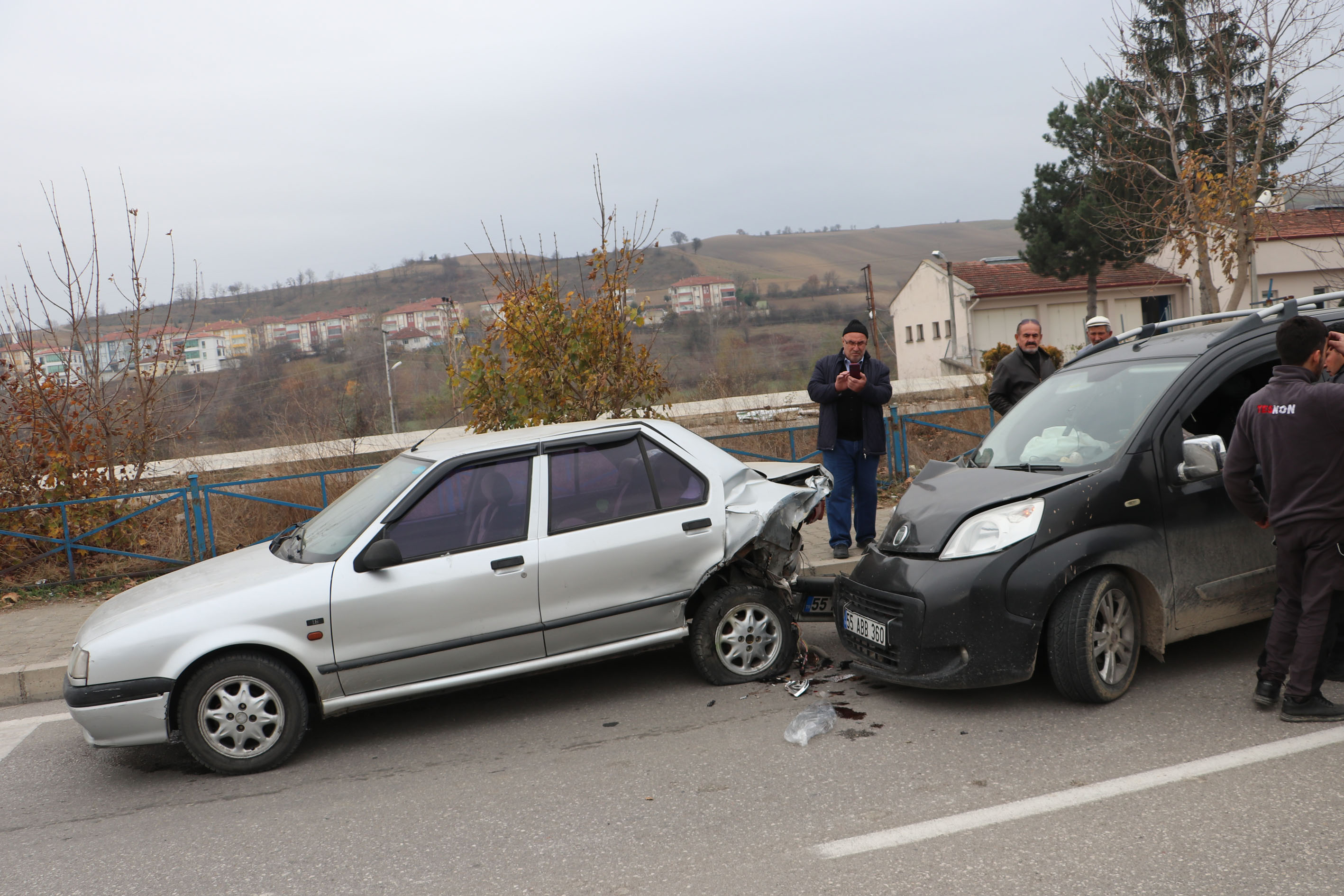Araçlar Çarpıştı İki Kişi Yaralandı