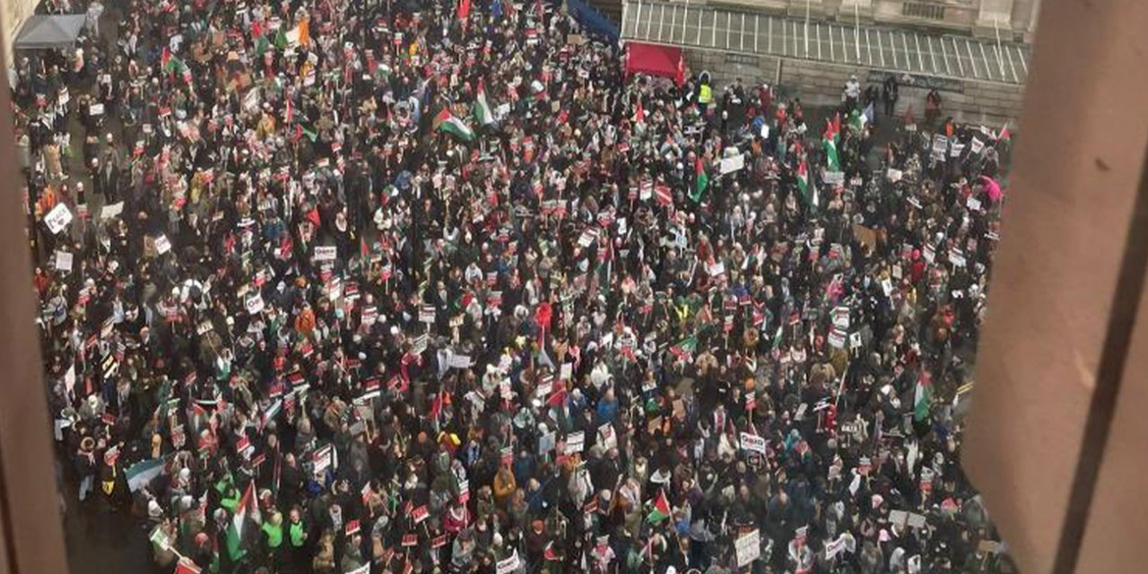 Londra’da on binlerce kişiden Filistin’e destek protestosu