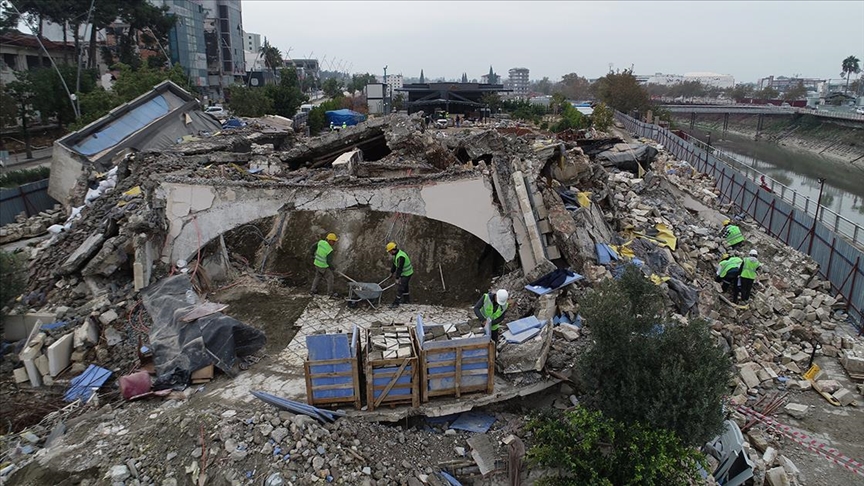 Depremlerin yıktığı tarihi bina yeniden inşa edilecek