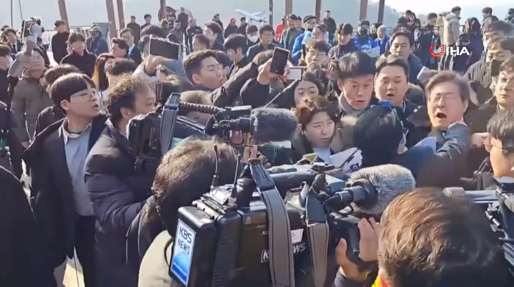 Güney Kore’de ana muhalefet lideri bıçaklandı
