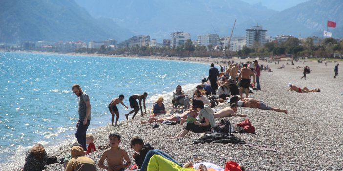 Antalya Yaz Mevsimini Yaşıyor