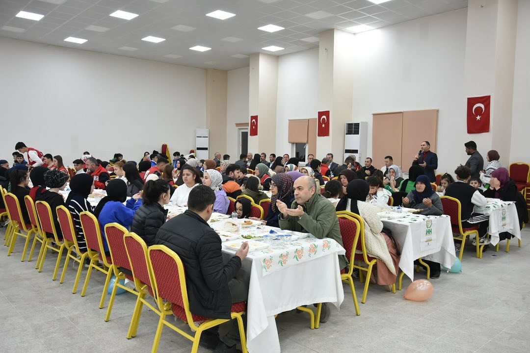 Dünya Yetimler Günü'nde iftar programı düzenlendi