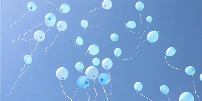 Gökyüzüne yüzlerce mavi balon bırakıldı