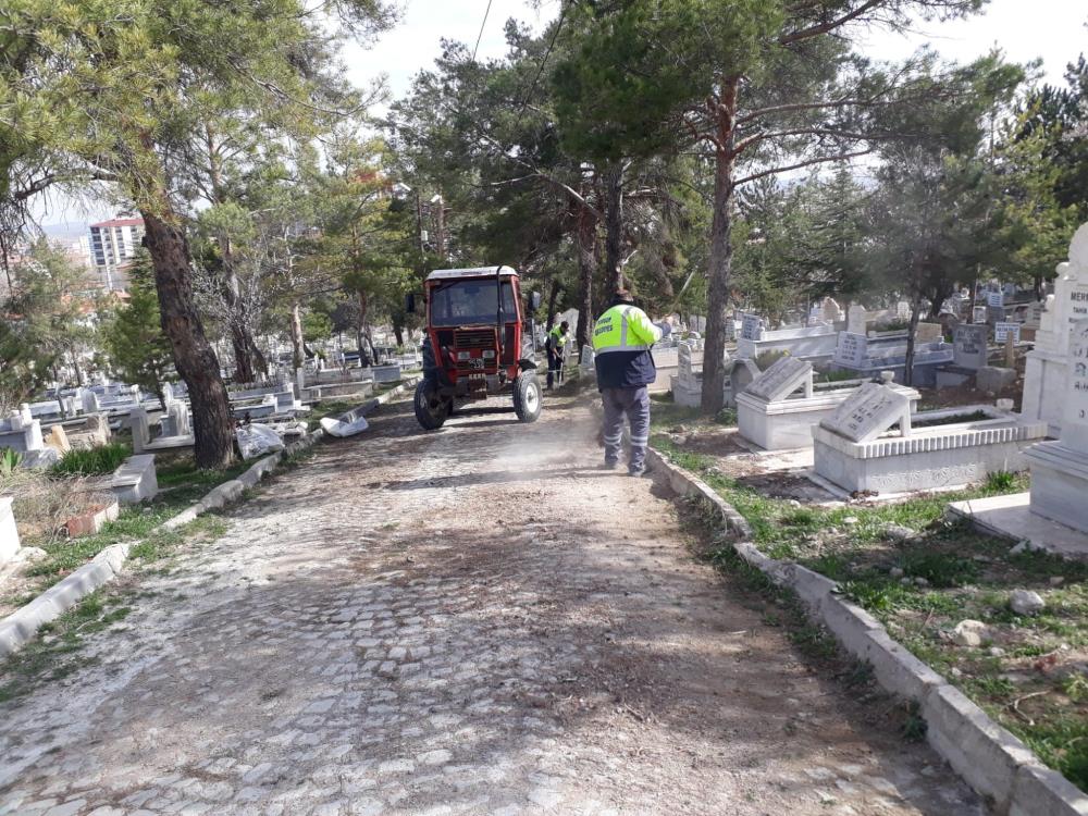 Belediyeden mezarlıkta bayram temizliği