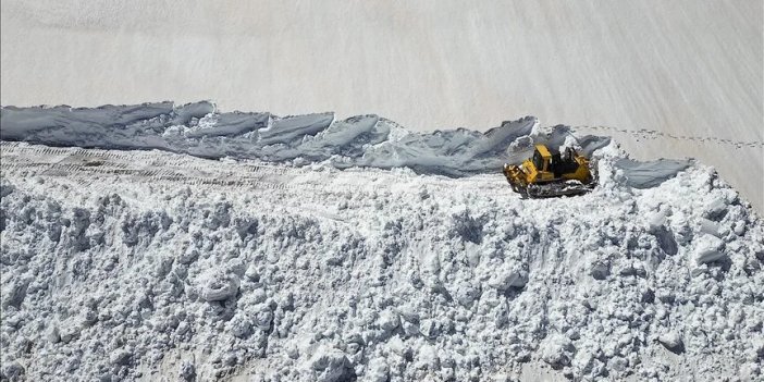 Bayburt'ta ekipler ilkbaharda karla mücadele ediyor
