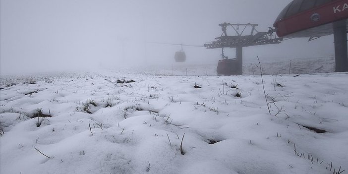 Erciyes'e mayıs ayında kar yağdı