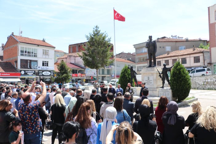 Havza'da eğitim sendikaları İstanbul'da okul müdürünün öldürülmesini protesto etti