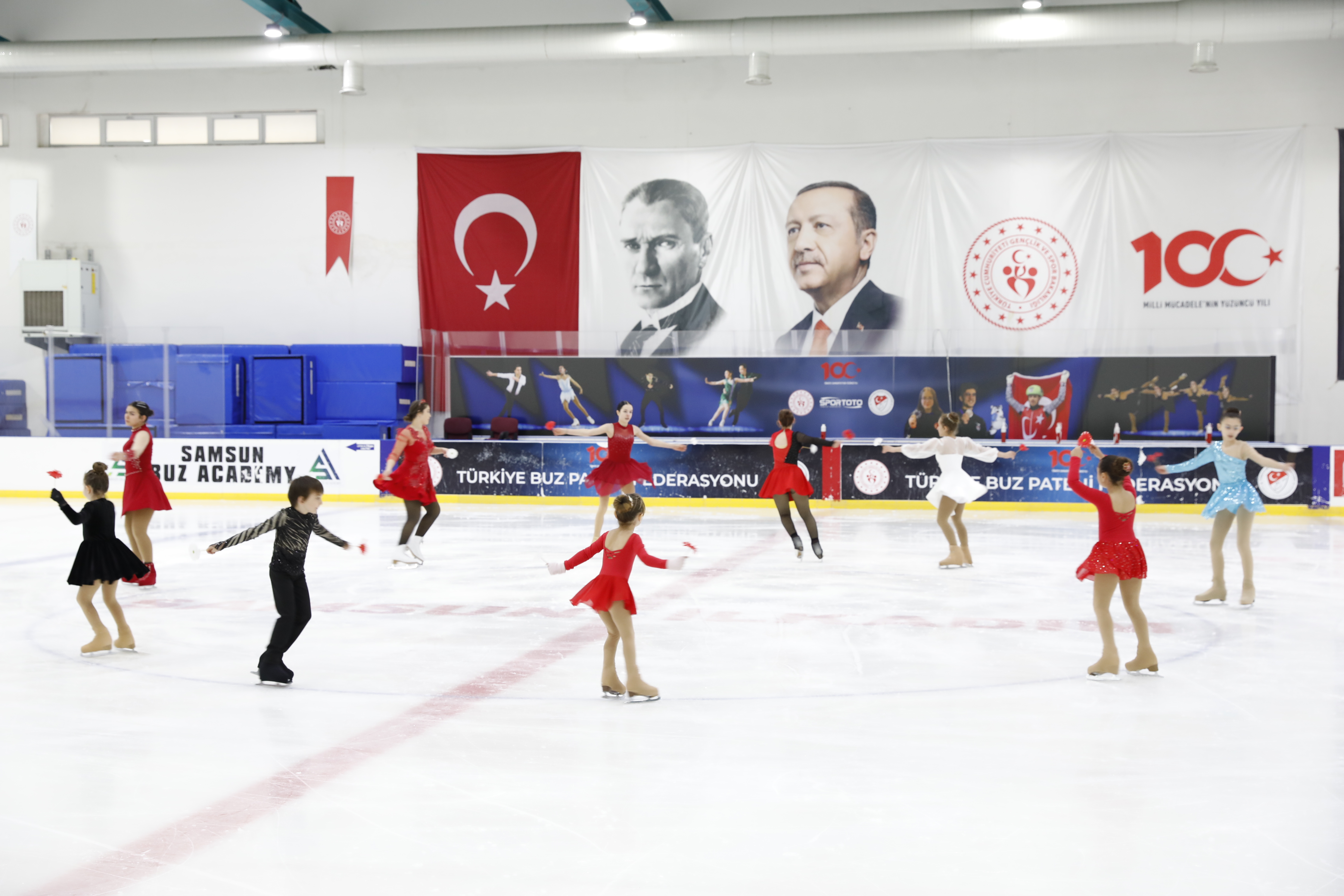 Samsun'da artistik buz pateni sporcuları, 19 Mayıs'a hazırlanıyor