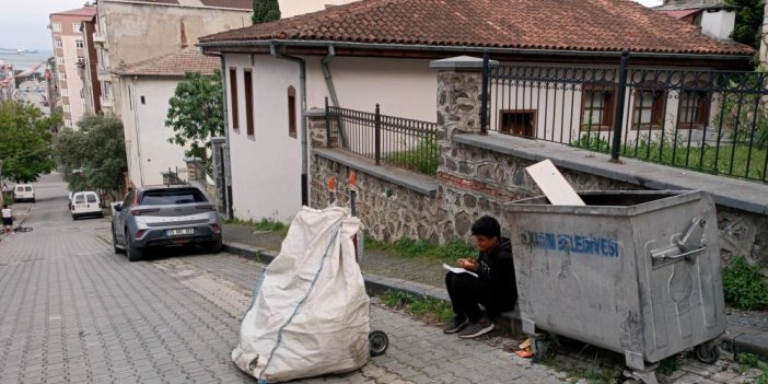 Kağıt toplayıcısı çocuğun konteyner başında ders çalışması duygulandırdı