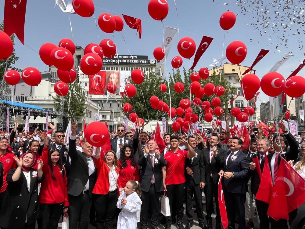 Kırmızı Beyaz Balonlar Gökyüzünü Kapladı