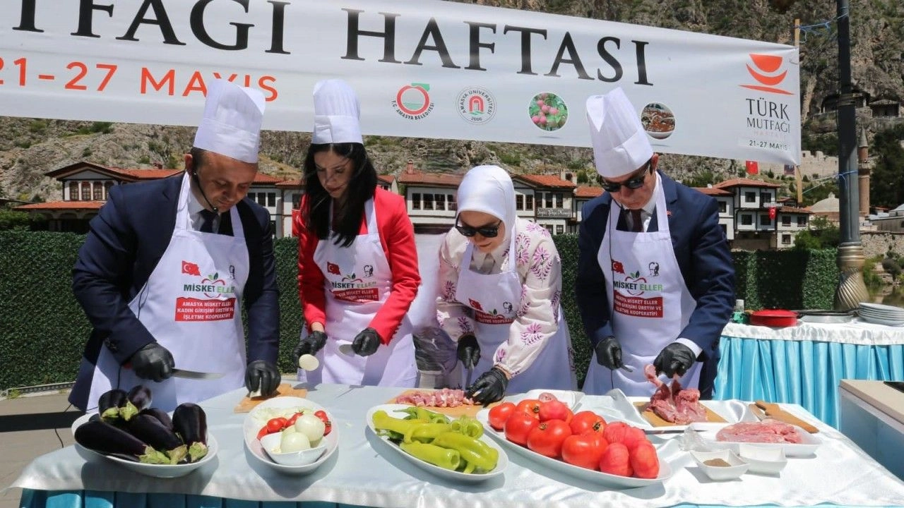 Vali ve Belediye Başkanı "şehzade kebabı" yaptı
