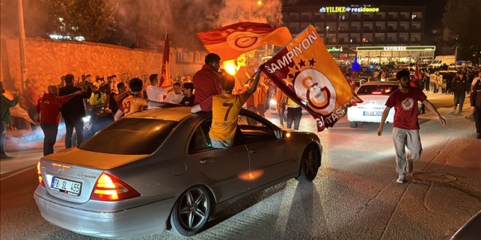 Galatasaraylı taraftarlar şampiyonluğu kutladı