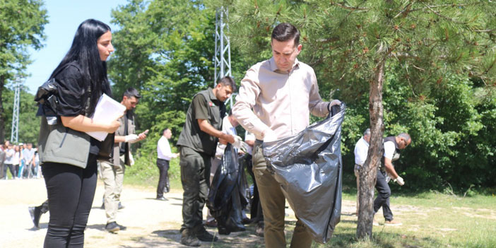 kaymakam ve öğrenciler çöp topladı