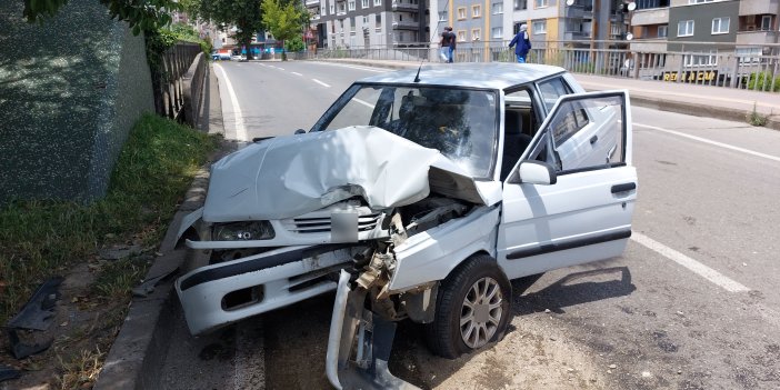 Otomobil aydınlatma direğine çarptı