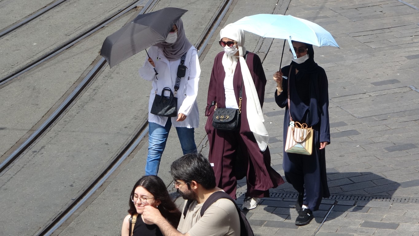 turistler kavurucu sıcaktan korunmaya çalıştı