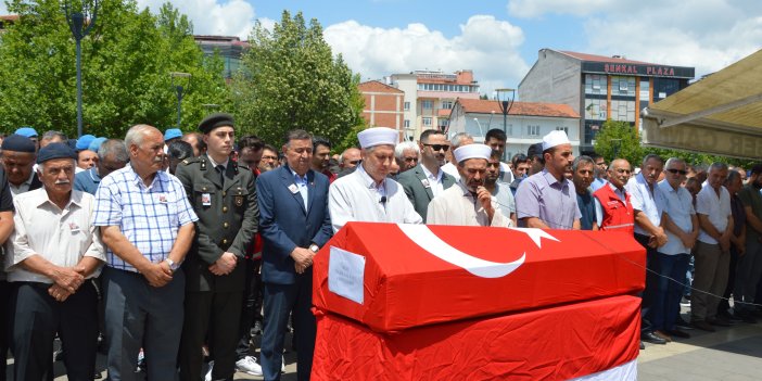 Askeri törenle son yolculuğuna uğurlandı