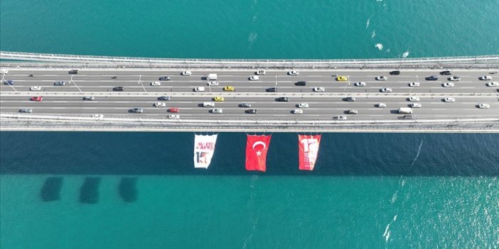 İstanbul'daki köprülere Türk bayrağı asıldı