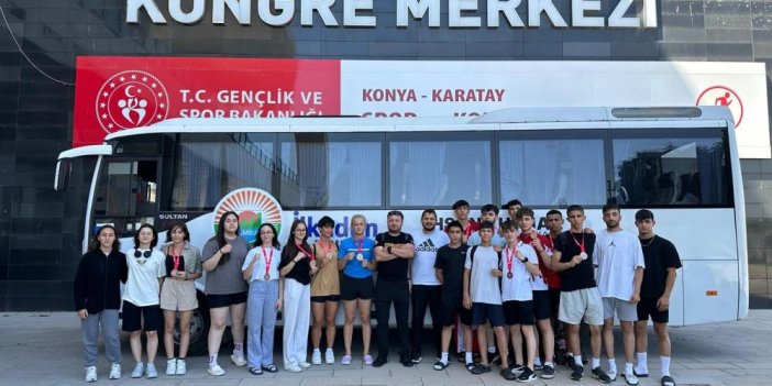 Sporcular madalyayla döndü