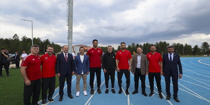 Bakan Bak, olimpiyatlara hazırlanan sporcuları ziyaret etti