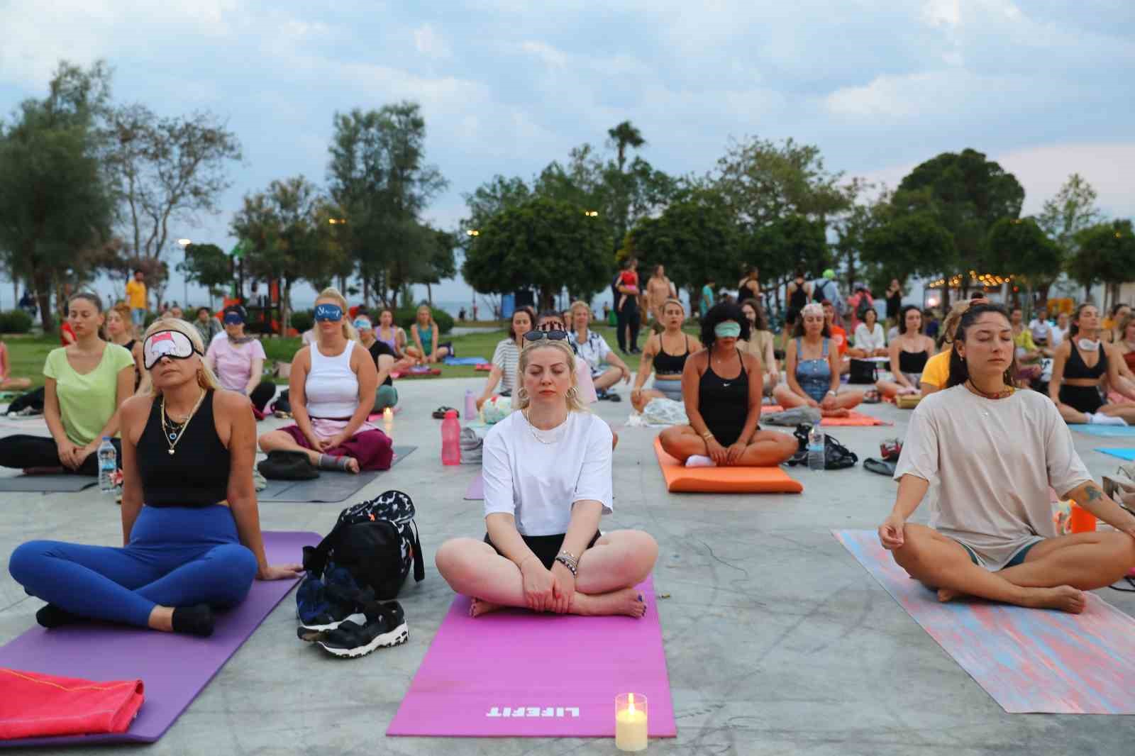 Konyaaltı sahilinde yoga yaptılar