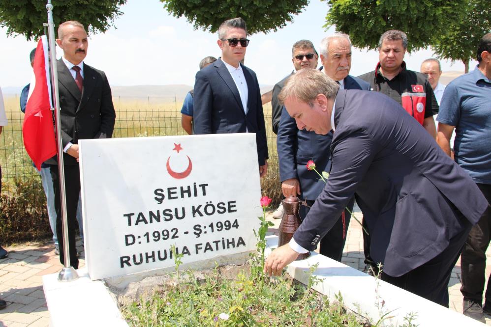 Vali Aydoğdu, 15 Temmuz şehidinin mezarını ziyaret etti