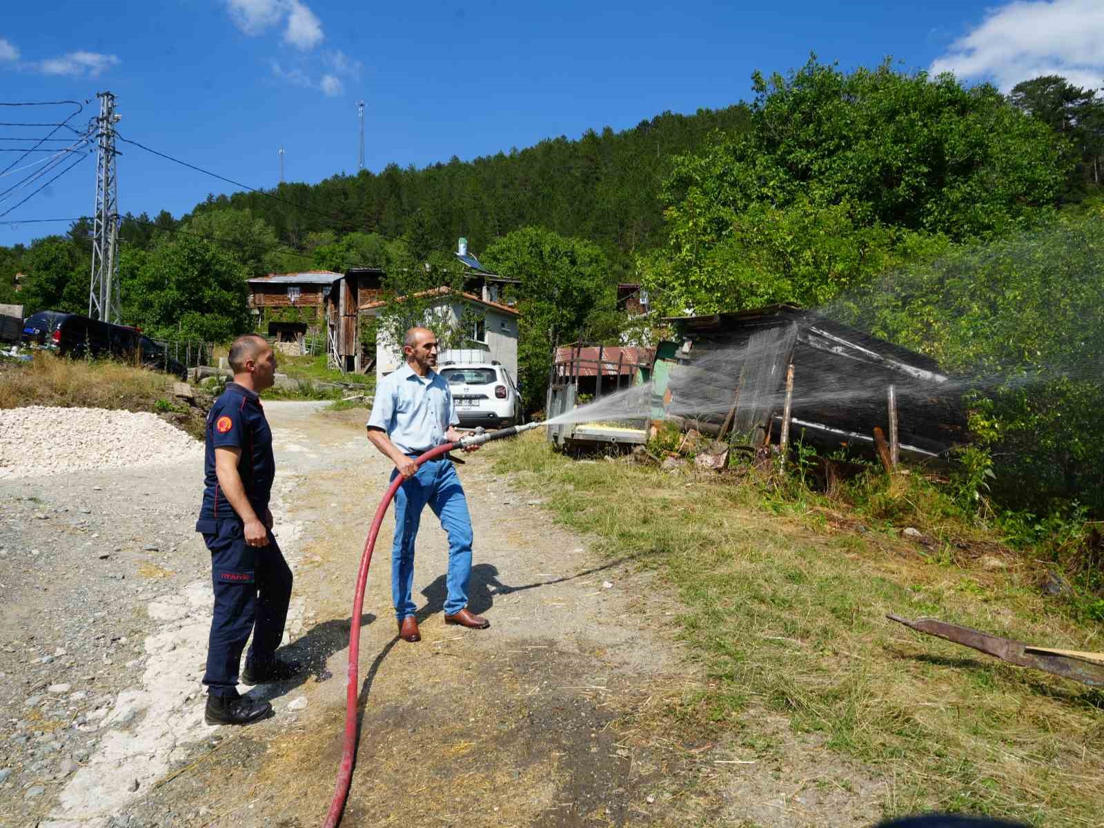 Köy köy gezip vatandaşları eğitiyorlar