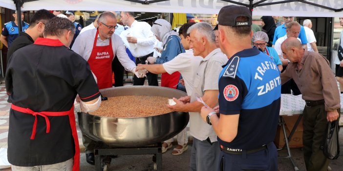 Bafra'da aşure dağıtımı