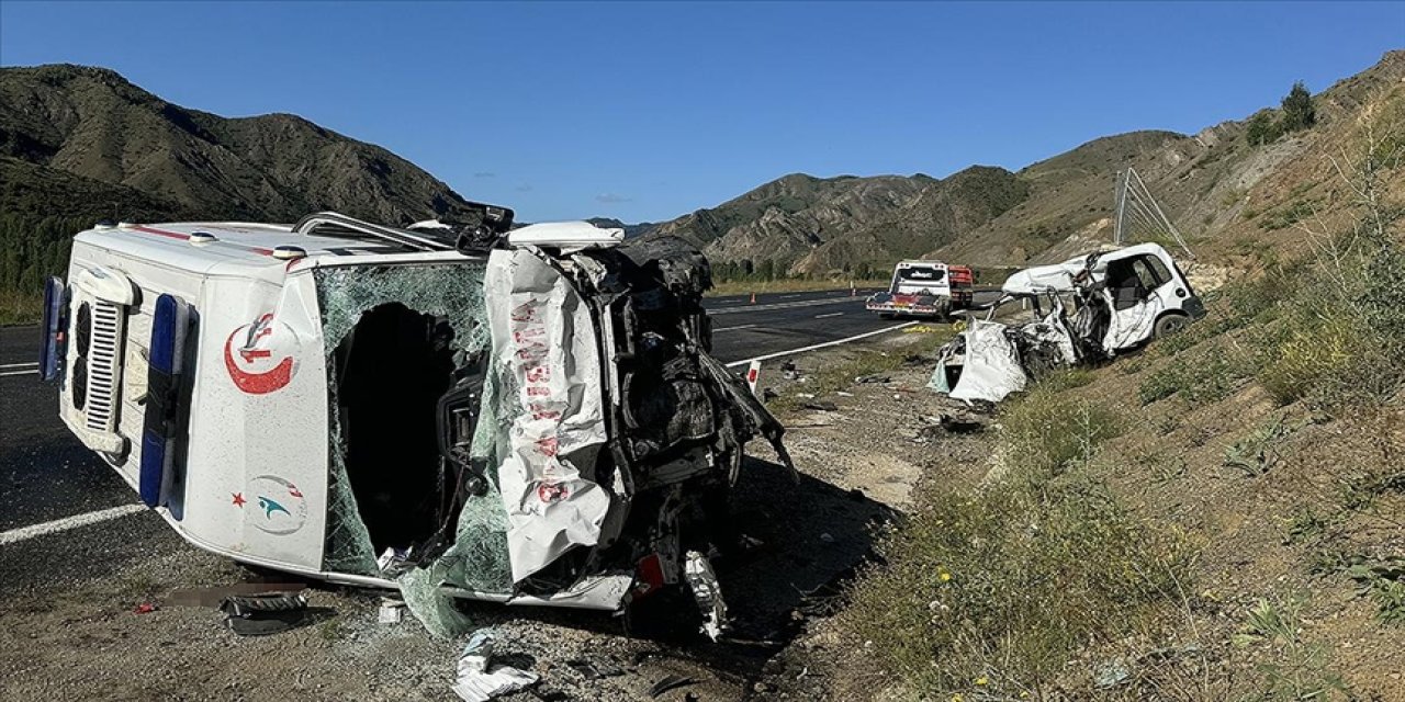 Erzurum'da ambulans ile hafif ticari aracın çarpışması sonucu 4 kişi hayatını kaybetti