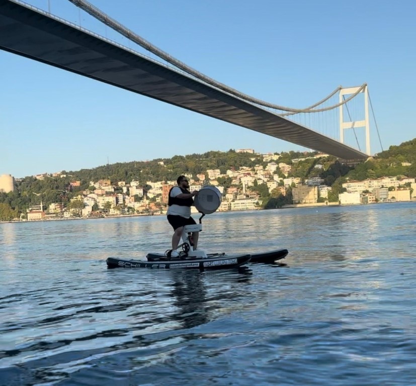 Şimdi de suyun üzerinde davul çaldı