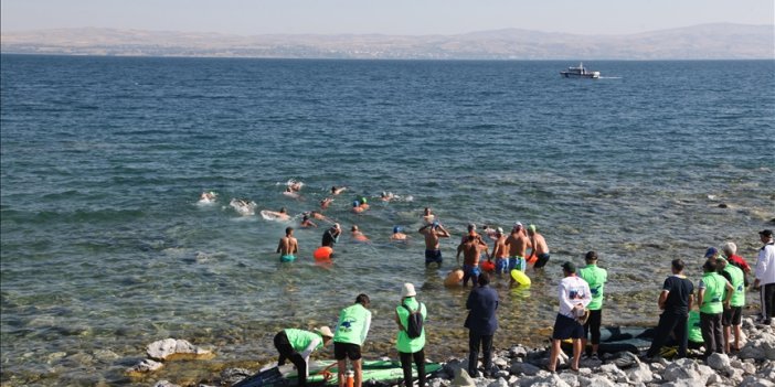 Van Gölü'nde yüzme maratonu yapıldı