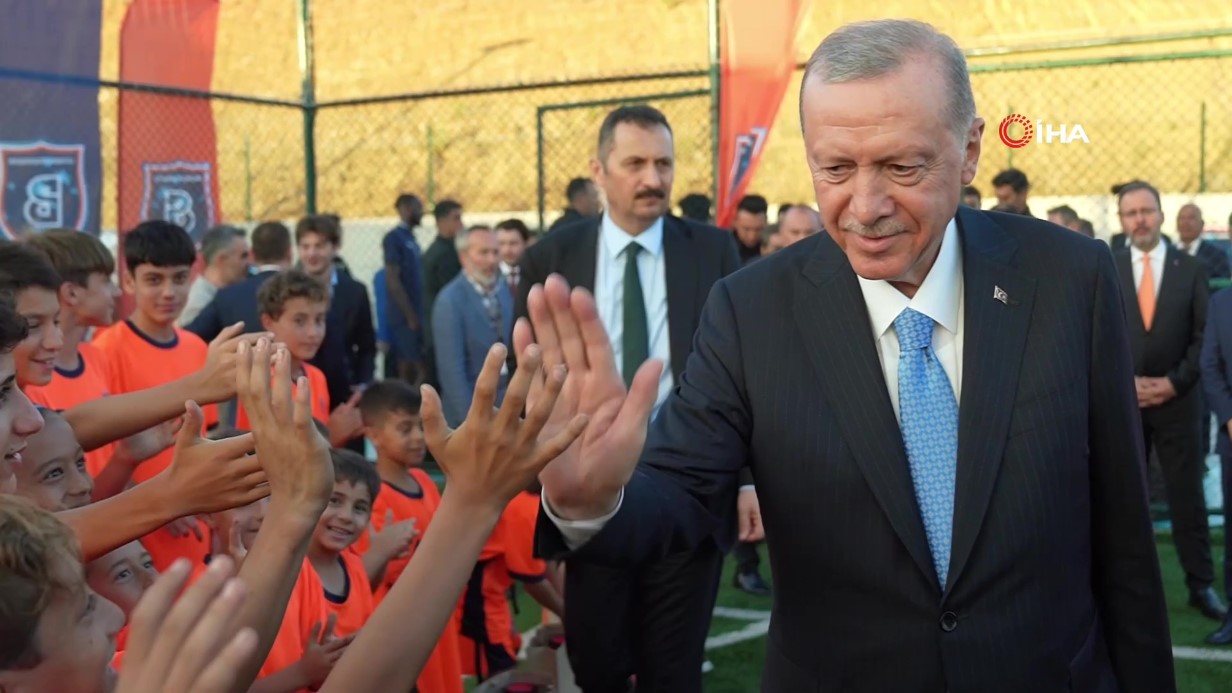 Başakşehir Futbol Akademisi’ni gezdi