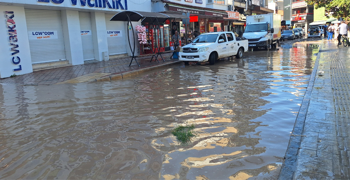 Su borusu patladı, yol su altında kaldı