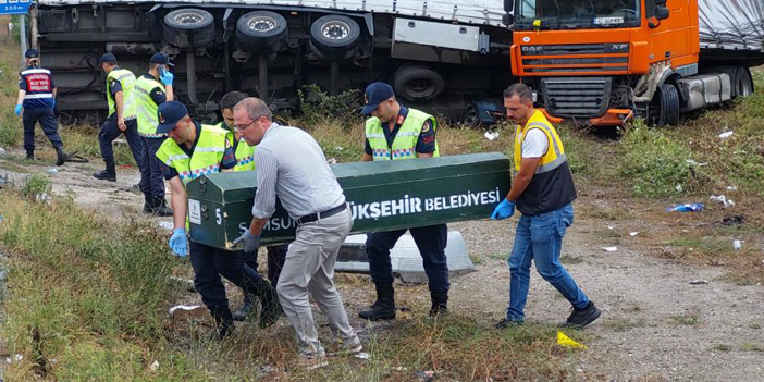 Kazada ölen 3 kişinin cansız bedeni otopsi için morga kaldırıldı